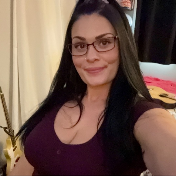 Meet your Posher, Nicole - Picture 1 of 1